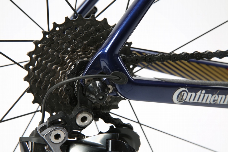 コンパクトなリアエンド 軽量バイクらしい造形だ