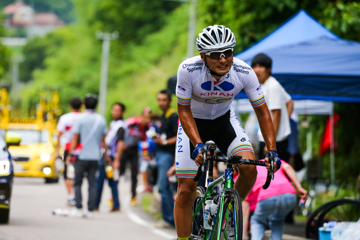 苦しみながらも追走グループに食らいつく山本大喜(KINAN Cycling Team)