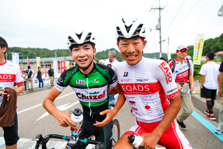 勝利を喜ぶ石上優大(AVC AIX EN PROVENCE)と松田祥位(EQADS)