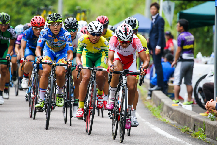 2周目の登りでペースを上げる津田悠義(三好高校)