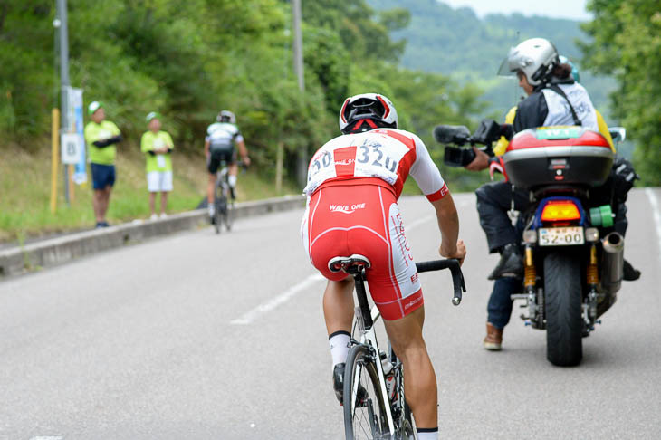 男子U23 最終周回登りで松田祥位(EQADS)が遅れる