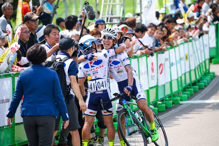 喜ぶ山本元喜と新城雄大(キナンサイクリングチーム)