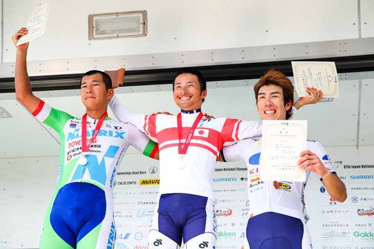 表彰台 2位佐野淳哉(マトリックス・パワータグ)、1位山本元喜(キナンサイクリングチーム)、3位新城雄大(キナンサイクリングチーム)