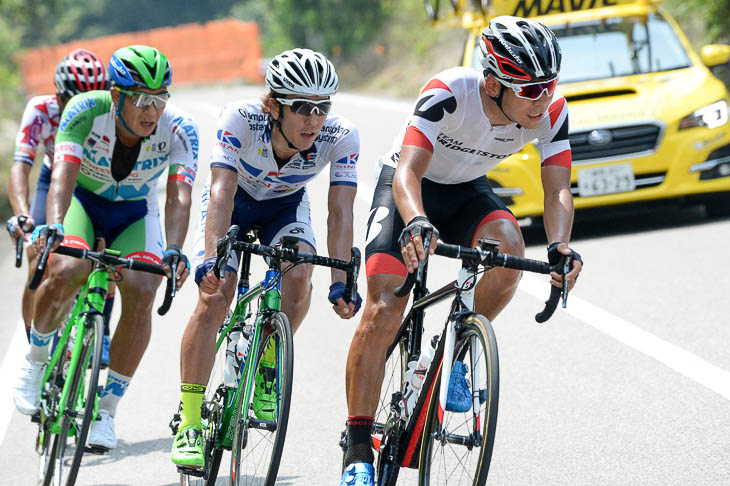 13周目 逃げる2人を追う石橋学(チームブリヂストンサイクリング)ら4人