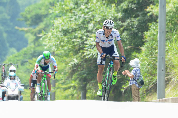 14周目 逃げる2人にブリッジを試みる新城雄大(キナンサイクリングチーム)