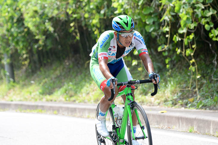 最終周回 先行する山本元喜を追う佐野淳哉(マトリックスパワータグ)