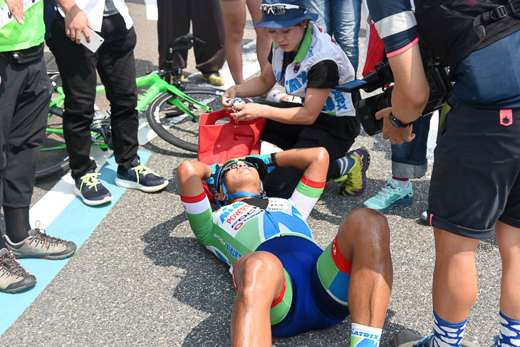 フィニッシュして倒れ込んだ佐野淳哉(マトリックスパワータグ)すぐに起き上がって「悔しい!」と一言