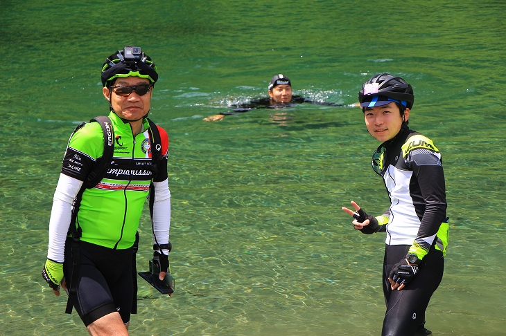 完全に泳いでる人もいますねえ……気持ちよさそう!