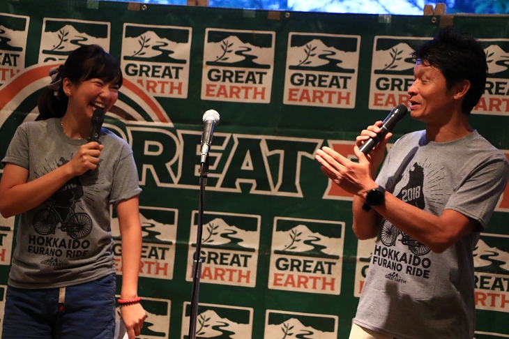 MCを務める白戸太朗さんと平野由香里さん