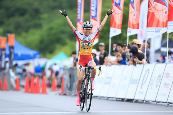 Fクラスタ 唐見実世子(弱虫ペダルサイクリングチーム)が序盤から逃げ切って優勝