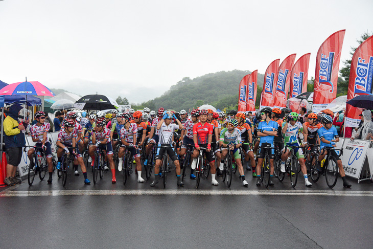 スタートラインに揃ったJPTの選手 この時点ではまだ小雨程度だった
