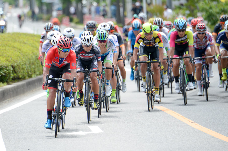 ルビーレッドジャージの窪木一茂(チームブリヂストンサイクリング )自らレースを動かす