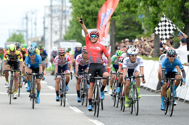 2日連続でスプリント勝負を制した窪木一茂(チームブリヂストンサイクリング )