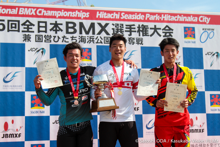 エリート男子ポディウム 優勝:松下巽(神奈川県/全日空商事)、2位:池田大暉(新潟県/ROCKSTAR・Rift・Tangent)、3位:吉井康平(東京都/フォスター電機)