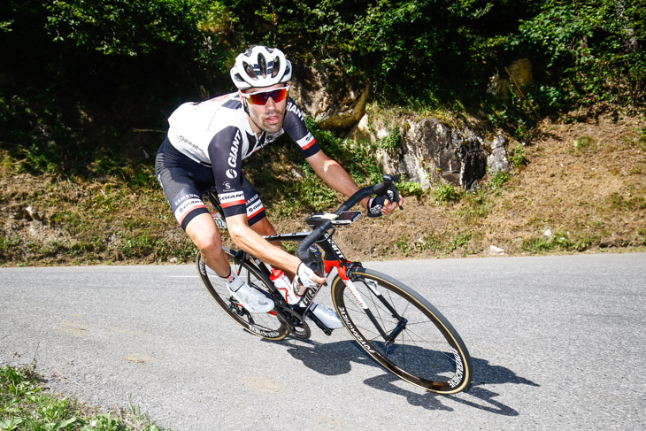 2級山岳ロズラン峠の下りでアタックしたトム・デュムラン(オランダ、サンウェブ)