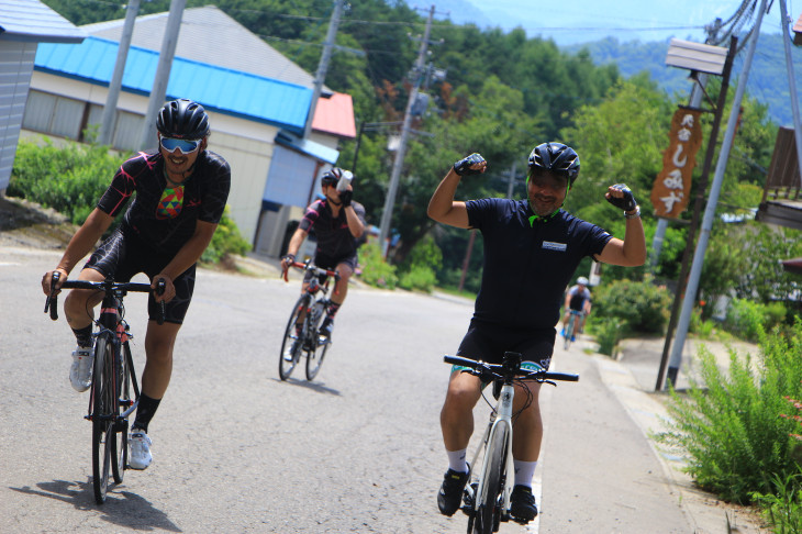 8%勾配の登坂中に、まさかのガッツポーズ!E-BIKEって、そんなに楽チンなの??
