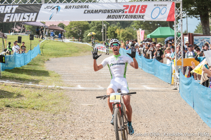 2017全日本選手権、両手の平を広げて10度目の優勝を表現する山本幸平(Dream Seeker Racing Team)