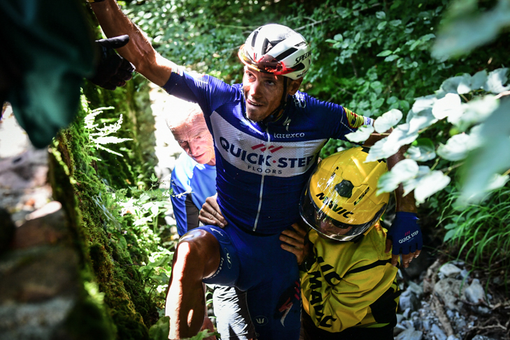 2級山岳ポルテダスペ峠で崖下に転落したフィリップ・ジルベール(ベルギー、クイックステップフロアーズ)