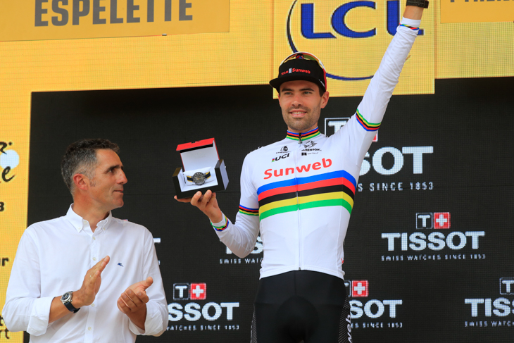 最速タイムをマークしたトム・デュムラン(オランダ、サンウェブ)をミゲル・インデュラインが祝福
