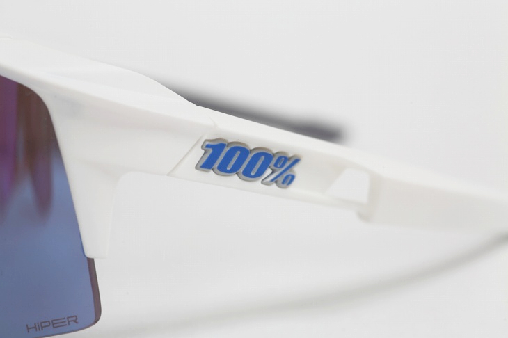 こめかみ部の100%のロゴが所有欲を刺激する。テンプルパーツにもベンチレーションを設ける
