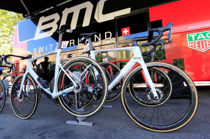 BMCレーシングのミヒャエル・シェアー(スイス)とシュテファン・キュング(スイス)が使用したディスクロード。Di2とディスクブレーキに専用設計されたフレームとなっている