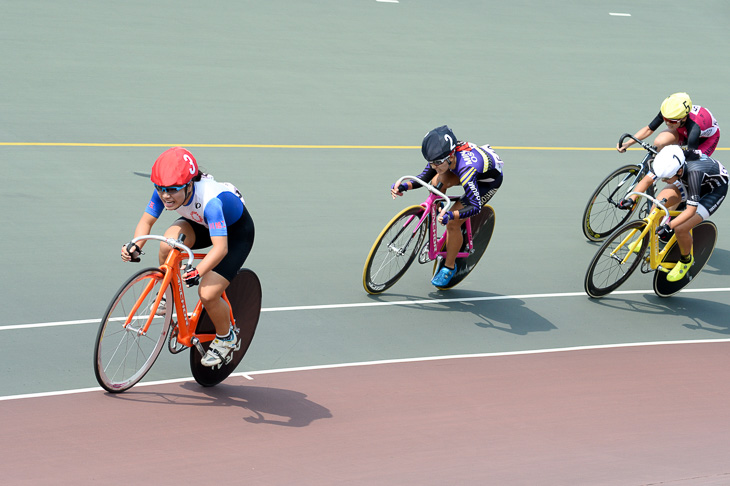 女子ポイントレース フィニッシュを獲りに行く中川由理(川越工業高校)