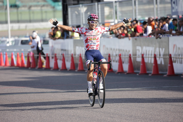 独走勝利を掴んだ岡篤志(宇都宮ブリッツェン)