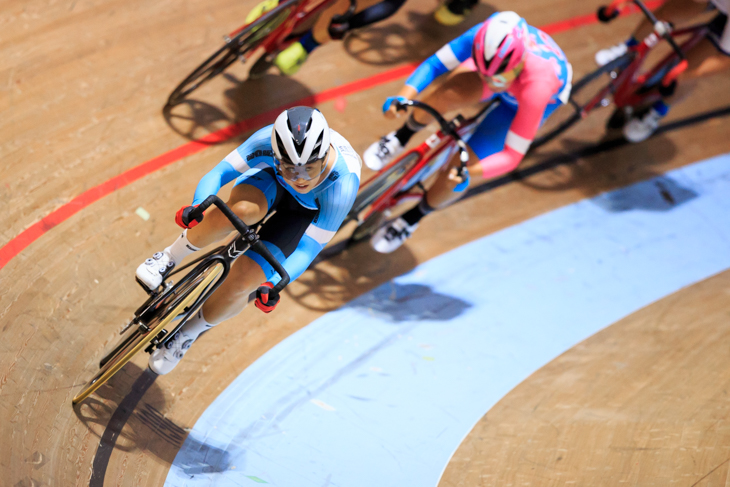 女子ポイントレースを走る梶原悠未(筑波大学)