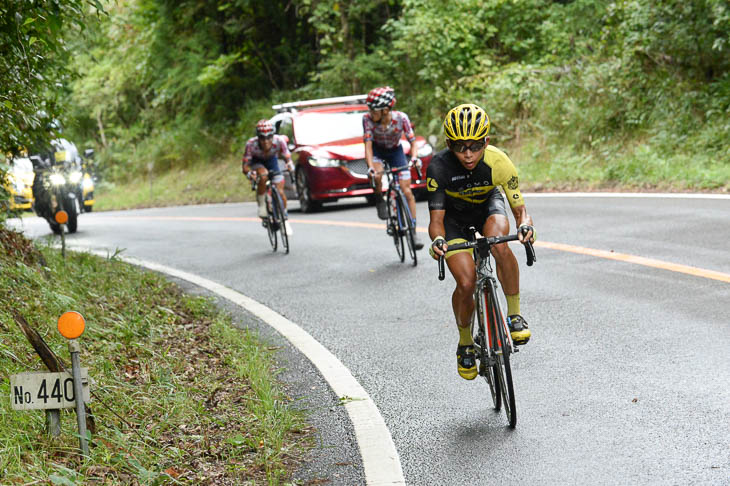 3周目 岡篤志と増田成幸(宇都宮ブリッツェン)を置き去って先行する米谷隆志(LEOMO Bellmare Racing Team)