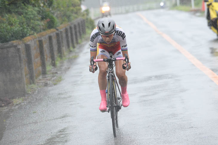 F レース終盤、独走する唐見実世子(弱虫ペダルサイクリングチーム)