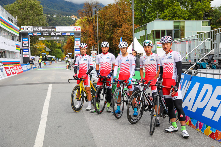 コースを試走した馬越裕之(榛生昇陽高校)、山本大喜(キナンサイクリング)、日野泰静(松山城南高校)、松田祥位(EQADS)、大前翔(慶應義塾大学)