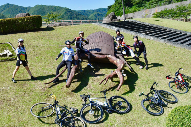 コースの途中で巨大クワガタ発見!エイドでなくても立ち止まって記念写真