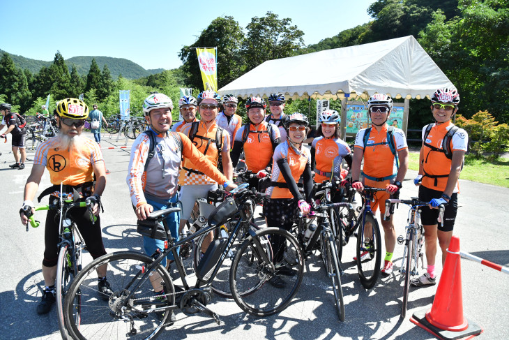 横浜のショップ「サイクラリー喜輪」のメンバー。店長だけE-bikeでずる〜い!