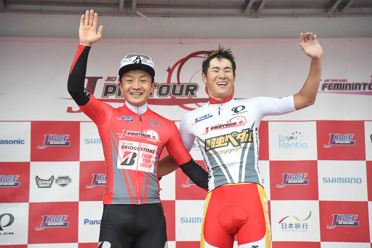 ルビーレッドジャージは窪木一茂(チームブリヂストンサイクリング )、ピュアホワイトジャージは織田聖(弱虫ペダルサイクリングチーム)