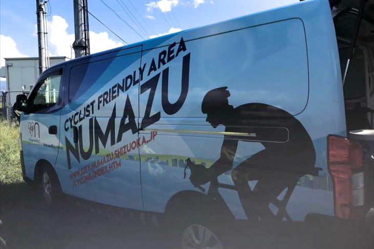 沼津市は、サイクルイベントのためにこんなサポートカーを用意しているのだ!