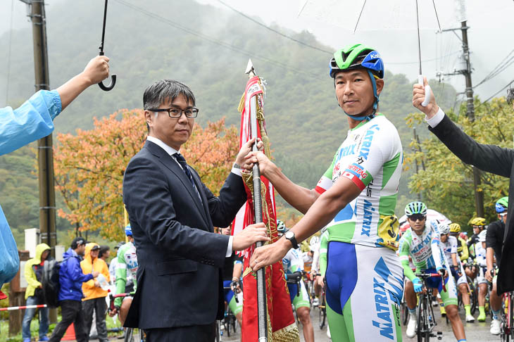 昨年優勝の佐野淳哉(マトリックスパワータグ)から、経済産業大臣旗が返還される