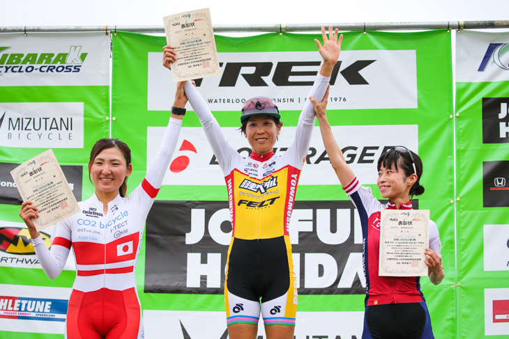 女子エリート 表彰台の頂点に立つ唐見実世子(弱虫ペダルサイクリングチーム)