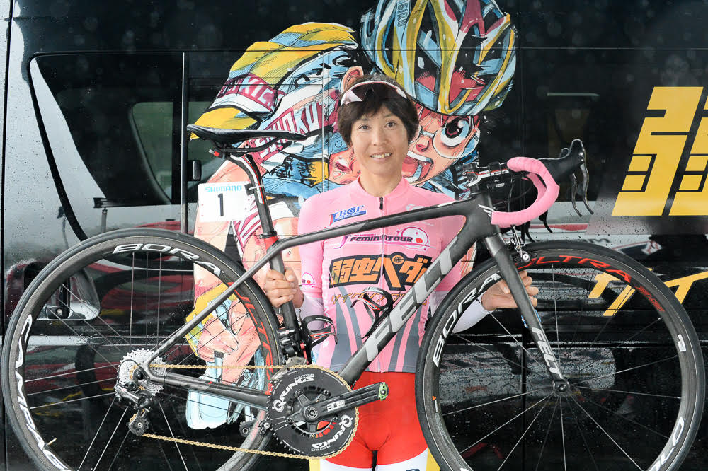FR1を掲げる唐見実世子選手(弱虫ペダルサイクリングチーム)
