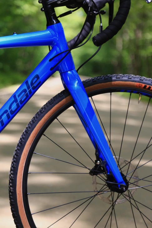 オフセット量55mmのフロントフォーク。安定感あるハンドリングを生み出す要素の一つだ