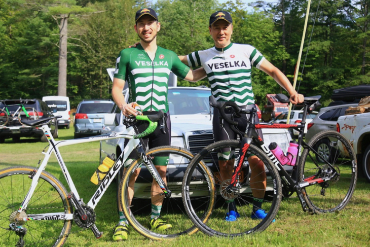 ニューヨークから参加した谷口さんと伊藤さん(Veselka Cycling Team)。普段はクリテリウムに出場しているという