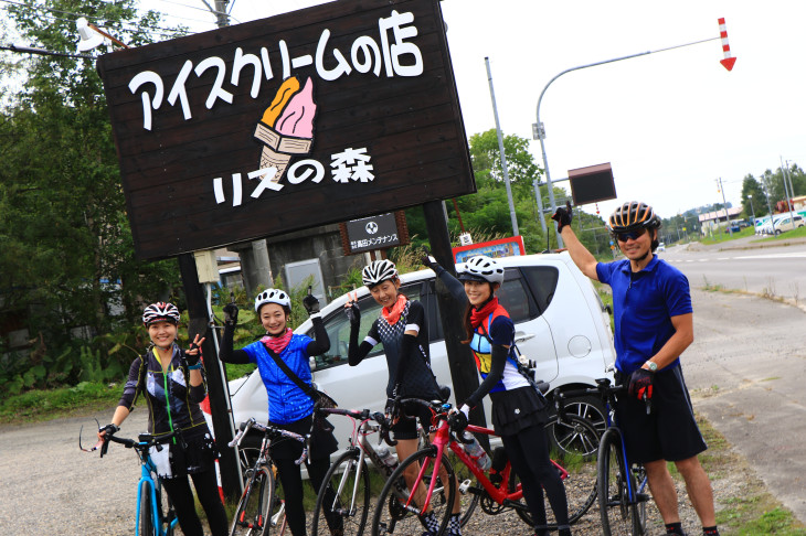 国道からも目立つ看板がリスの森の目印