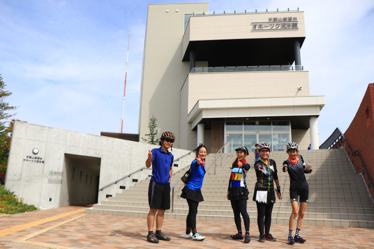 天都山頂のオホーツク流氷館へ到着