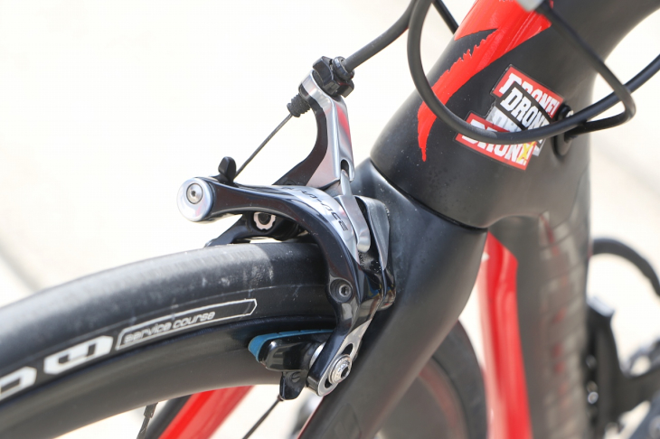 安全性に配慮しブレーキはDURA-ACE、チームステッカーをヘッドにあしらう