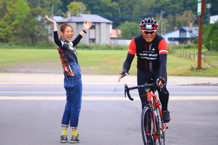 片岡さんにハイタッチで迎えられてフィニッシュ!
