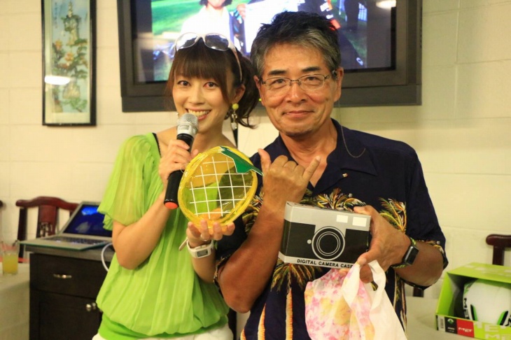 絹代さんはデジカメ風ポーチをプレゼント