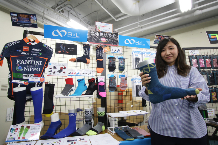 NIPPOヴィーニファンティーニも使用するハイパフォーマンスなソックスで有名なR×L(アールエル)
