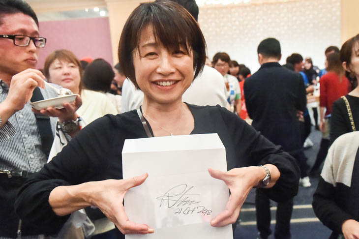 ジャパンカップ優勝のロブ・パワー(ミッチェルトン・スコット)がビデオカメラにサインした時のプレートを当てた参加者