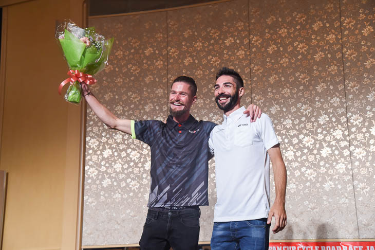 ジャパンカップ が引退レースとなったオスカル・プジョル(チーム右京)レースで共に逃げたマルコス・ガルシア(キナンサイクリングチーム)から花束が送られた