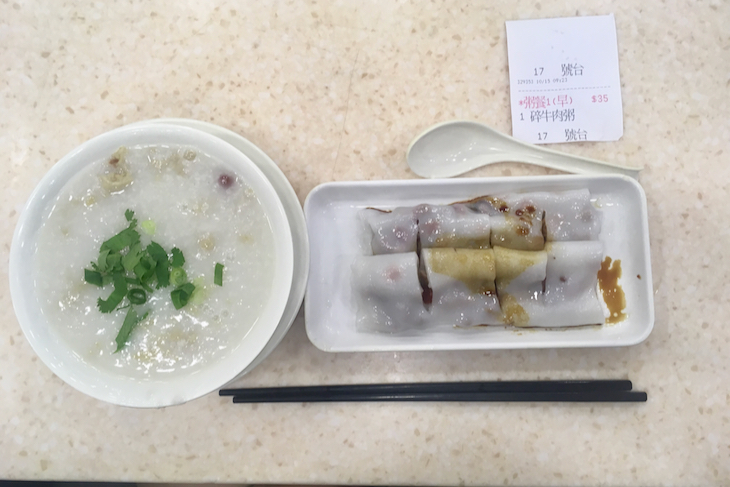 食べたものその3:朝粥と焼豚入り腸粉(チョンファン)包みのセット。優しい味が嬉しい