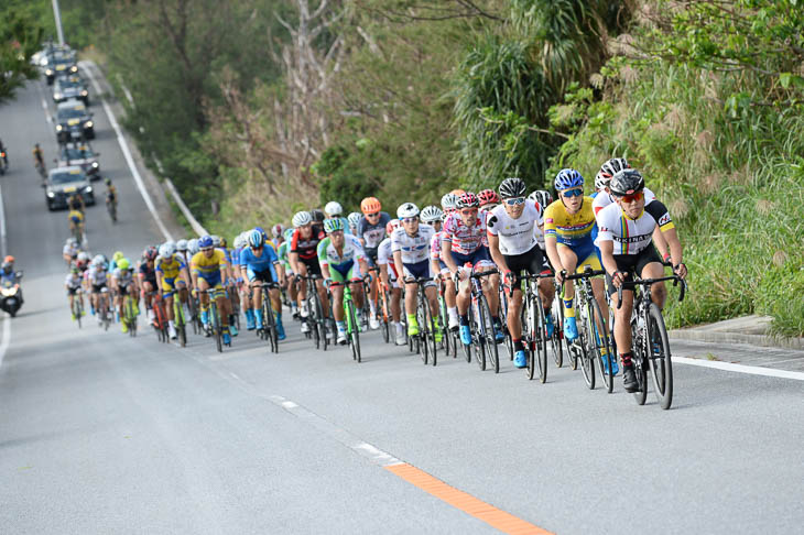 レース中盤、沖縄選抜や鹿屋体育大学も集団コントロールに参加する